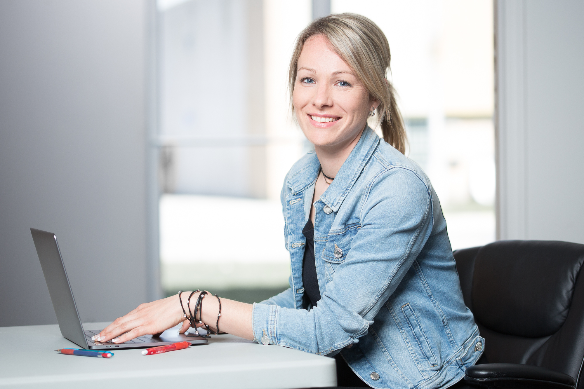 MARIE JOSE HAINS STUDIO LAVAL PORTRAIT  U7A4149 Modifier